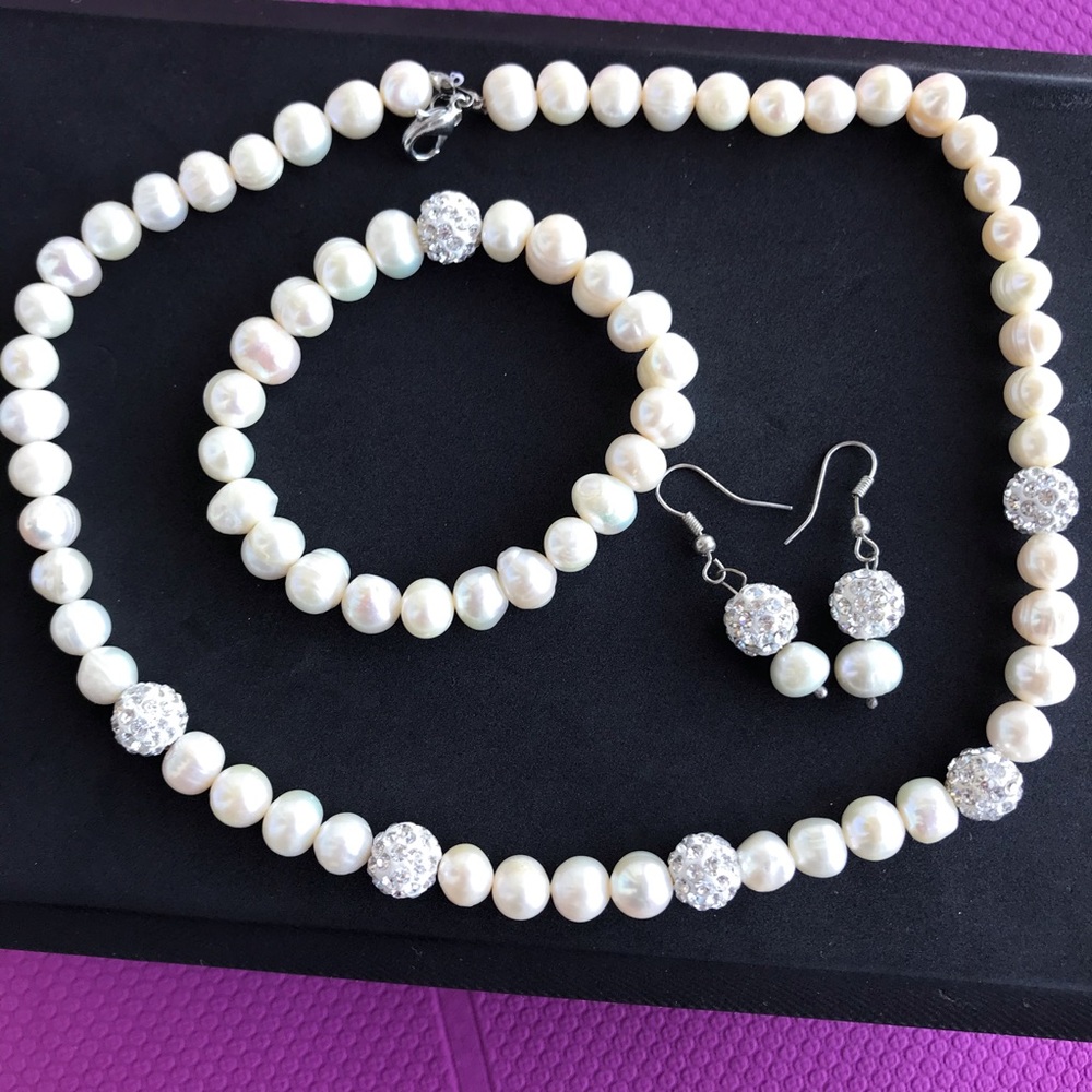 \\ 3 Piece Pearl and Rhinestone Jewelry Set